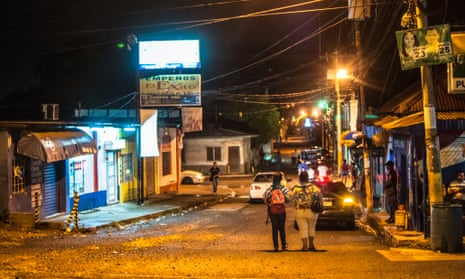 People on their way home in the Chamelacon suburb, considered one of the most dangerous ares San Pedro Sula.