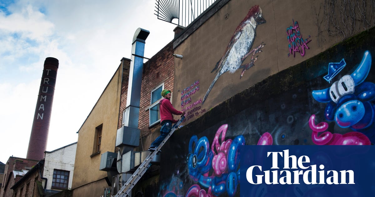 Street artist captures UK wildlife in murals around London