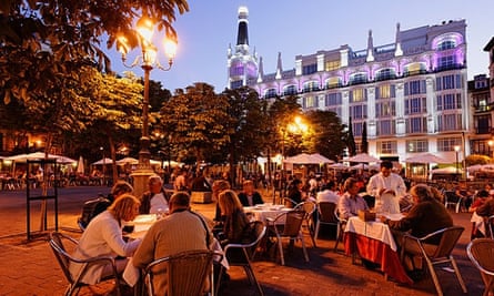 BKGGW3 Pavement cafes Placa Sant Ana in the evening, Hotel Me Madrid Reina Victoria in background, Calle de Huertas, Madrid, Spain