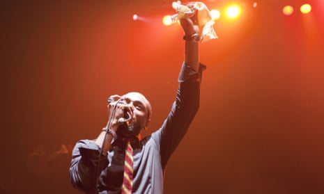 Ghana Rising: Fashion & Culture: Yasiin Bey, the artist formerly known as  Mos Def wears Kente wrap and causes uproar.