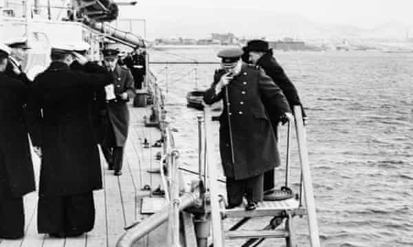 Presenza al comando: Churchill che lascia la HMS Ajax per partecipare a una conferenza a terra. Atene può essere vista sullo sfondo.