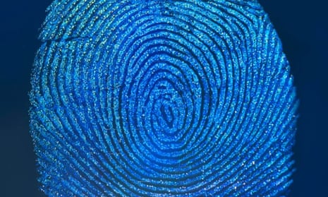 Hacker fakes German minister's fingerprints using photos of her hands, Hacking