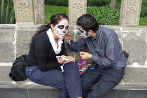 A young couple paint their faces in Alameda Park 