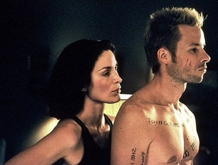 Carrie-Anne Moss and Guy Pearce in Memento