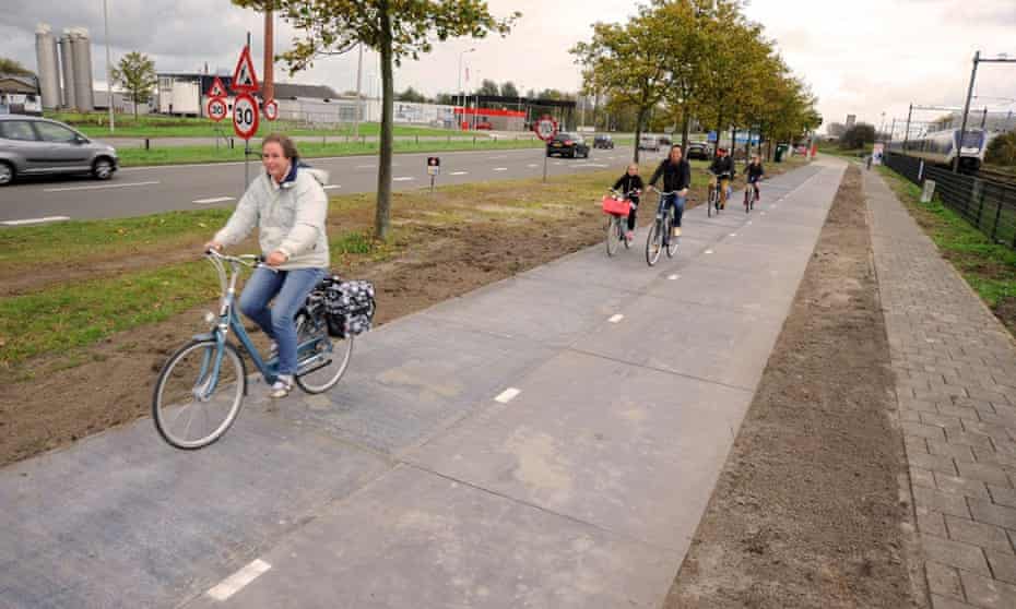 SolaRoad is in use! It is generating electricity and the tests have started, 21 October 2014. On November 12th there will be an official opening of the bike path.
