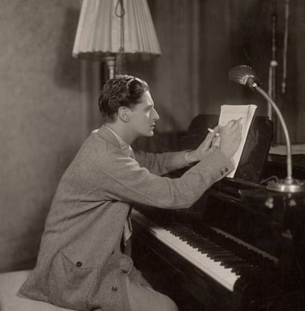 ivor novello at the piano in 1929