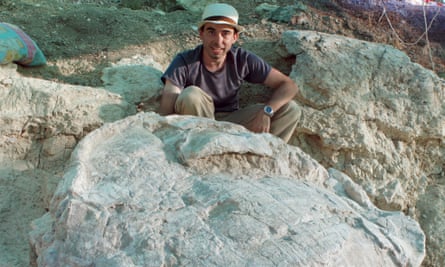Researcher Adán Pérez-García with a fossilised Titanochelon in the Cerro de los Batallones (Hill of the Battalions) in Madrid.