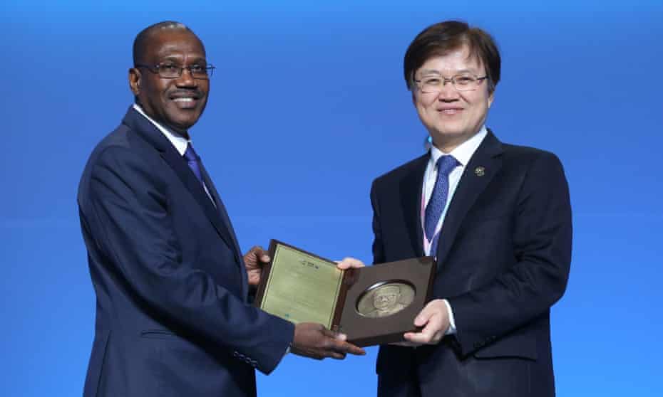 Choi Yang-hee, South Korea's Minister of Science, ICT and Future Planning, gives an appreciation plaque to Hamadoun Toure, ITU Secretary-General, at the closing ceremony at the Busan Exhibition and Convention Center