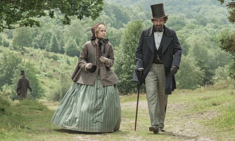 scnee from The Invisible Woman with Ralph Fiennes in a top hat walking with Felicity Jones