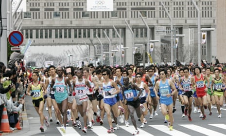 Thousands of runners fill the street in front of the Tokyo Metropolitan Government Building at the start of the Tokyo Marathon 2009 