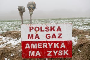 Polonia, Zurawlow, 06.12.2014, lugar donde la gente con éxito dentro de 400 días luchado contra la perforación por galón. texto "Polonia tiene gas. Estados Unidos tiene beneficios", encargado de Relaciones NOTICIAS re. fracking pizarra