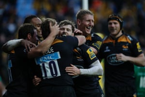 Goode celebrates his second half try with Elliot Daly. (By the close of play, Goode racked up a tally of 33 points in total, setting a Premiership record – he got a try and kicked eight penalties and two conversions)