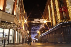“Nollaig Shona Duit” (“Happy Christmas” in Irish) written in lights on Wicklow Street in Dublin.