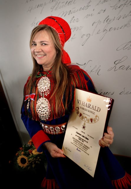 Kongens representant i Troms, fylkesmann Svein Ludvigsen, ga Mari Boine p  at hun er sl tt til Ridder av 1. klasse av St. Olav orden.