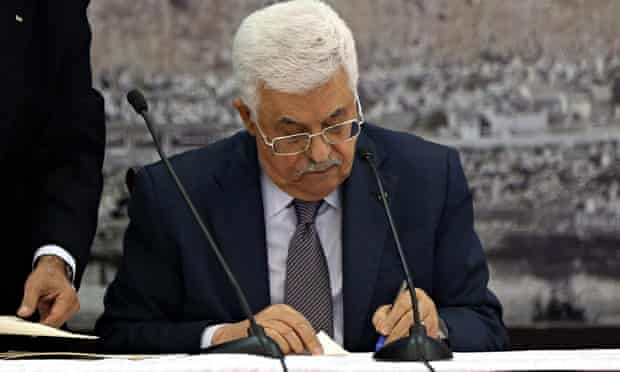 Mahmoud Abbas signs Rome treaty