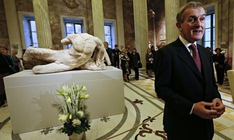 Neil MacGregor unveils the Ilissos marble at the Hermitage