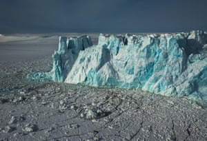 Glacier ice differs from the sea ice as it is old ice. Glaciers consist of layers and layers of snow that has fallen over thousands of years. Just like sea ice, glaciers are melting during Summer. But when sea ice usually disappears totally around Svalbard, the glaciers tend to melt just a little bit; however, today some glaciers are decreasing very rapidly due the climate change. 