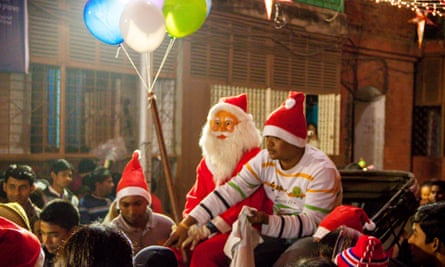 Santa comes to Bow Barracks on a hand-pulled rickshaw.
