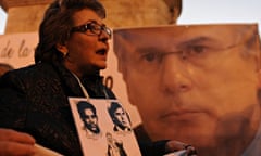 A woman remembers victims of Argentina's fascist regime before a picture of judge Baltasar Garzón