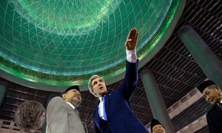 Kerry tours the Istiqlal Mosque.