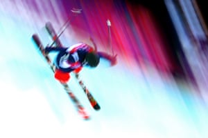 美国的Maddie Bowman参加了自由式滑雪女子半管比赛。