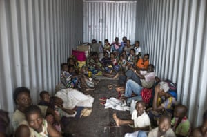 20 Photos: People flee Bangui for Cameroon in a container