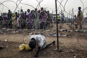 20 Photos: South Sudanese women wait in line for food in Juba