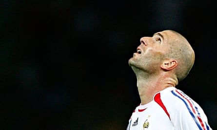 Zinedine Zidane Bậc Thầy Ma Thuật Trên Sân Cỏ - Hồi Sinh Câu Chuyện Về Một Huyền Thoại Bóng Đá Zinedine Zidane Bậc Thầy Ma Thuật Trên Sân Cỏ - Hồi Sinh Câu Chuyện Về Một Huyền Thoại Bóng Đá