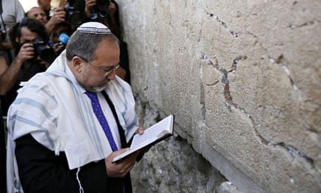 Avigdor Lieberman at the Western Wall 