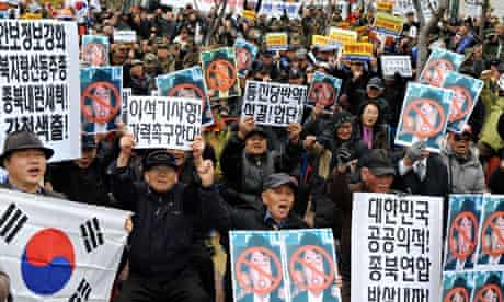 A protest outside the district court in Suwon against the South Korean opposition MP Lee Seok-ki