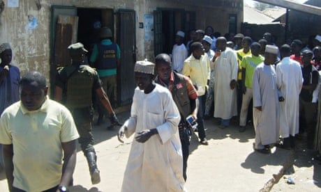 A crowd outside a sharia court in Bauchi 