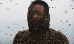 She Ping covered with a swarm of bees.