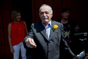 Gabriel García Márquez greets fans and reporters