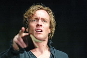 TOBY STEPHENS IN "HAMLET" @ ROYAL SHAKESPEARE THEATRE, STRATFORD UPON AVON (OPENING 21-07-04)
