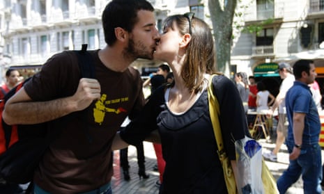 couple kissing in Barcelona