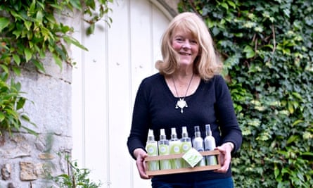 Stacy Marking holding bottles of lemongrass on a tray