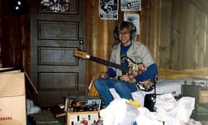 A young Kurt plays guitar.