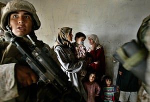 20 Photos: US Marines of the 1st Division raid the house of a council chairman in Iraq