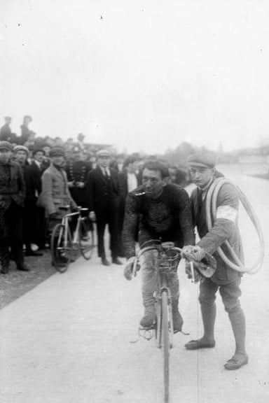 Charles Deruyter finishing first of the Circuit des champs de bataille at the Parc des Princes