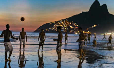 https://i.guim.co.uk/img/static/sys-images/Guardian/Pix/pictures/2014/5/28/1401280175268/Playing-football-on-Ipane-011.jpg?crop=none&dpr=1&s=none&width=465