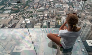 Chicago Skyscraper S Viewing Deck Cracks Under Tourists