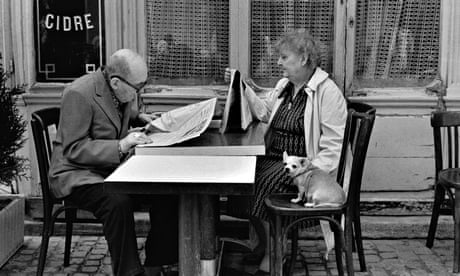 couple reading newspaper france