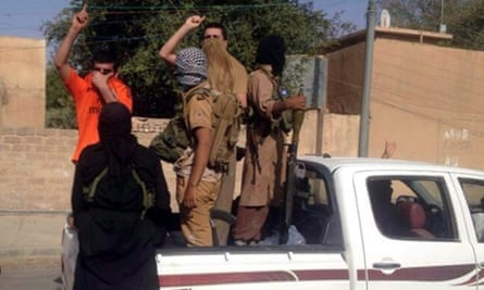 epa04250426 Iraqi Sunni gunmen drive in a pickup truck on a street in Tikrit, northern Iraq, 11 June 2014.