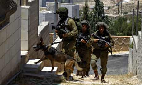 Israeli soldiers search Palestinian houses