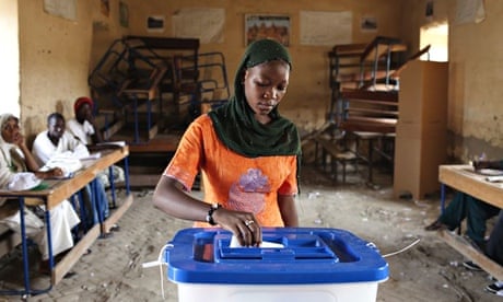 A woman casts her vote during Mali's presidential election in Timbukt