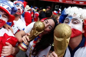 spain v chile : Chile fans