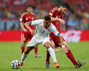 spain v chile : Alexis goes past Xavi Alonso