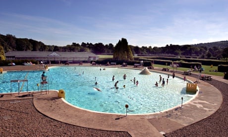 Ilkley lido in the summer
