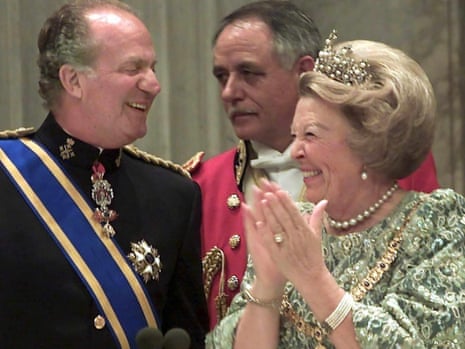 Spanish King Juan Carlos (L) and then Dutch Queen Beatrix in 2001