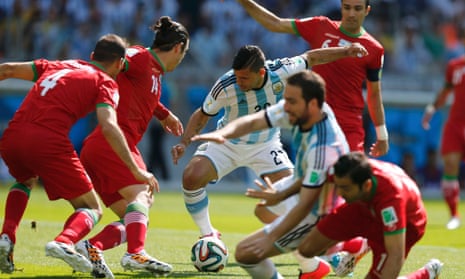 Argentina's Sergio Aguero crowded out by Iran's Andranik Teymourian and Jalal Hosseini.